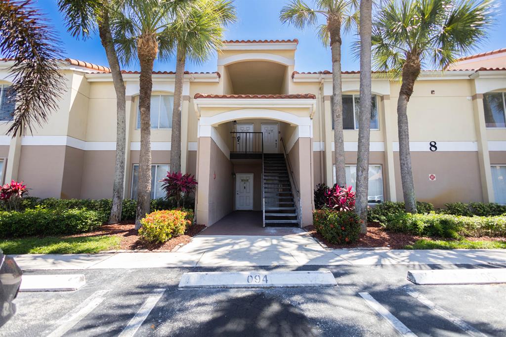 This charming 1 bedroom, 1 bathroom apartment is in the perfect location with easy access to I95, shopping and only minutes away from the beaches. Freshly painted, new cabinets installed and in great condition. Screened in patio. Located in Casablanca Isles Subdivision, it counts with a swimming pool, fitness center, clubhouse and tennis court. Must have a min of 700 credit score per association. (Photos coming soon!)