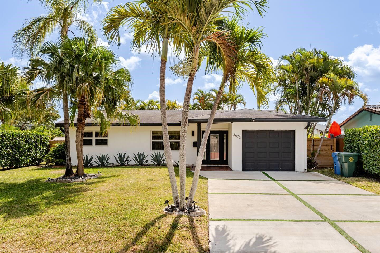Beautiful 3BR/2BA pool home in Oakland Park! Located in a quiet residential neighborhood. Enjoy a private pool, tropical landscaping, and a bright, open layout in this well-maintained home. Features include screened pool, stainless steel appliances, in-unit laundry, spacious bedrooms and updated finishes. Located just minutes from Wilton Manors, downtown Fort Lauderdale, beaches, and I-95. Lawn & pool maintenance included.
Fully-furnished, seasonal rental option available for additional fee.