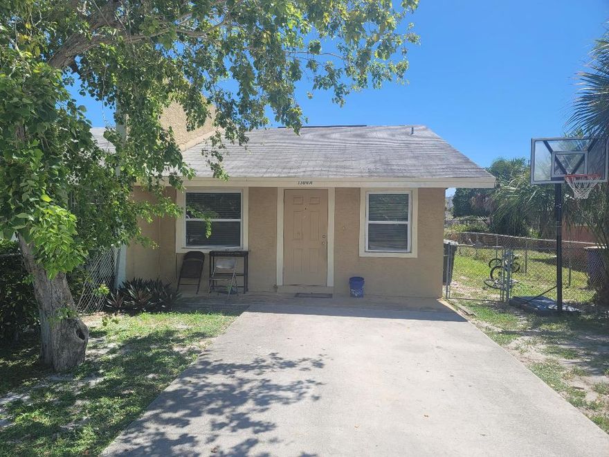 Great first home or investment opportunity! This 2 bed/1 bath home, is located in the middle of what's to become a renaissance in the making.  Just minutes to downtown, beaches and restaurants.  Central air condition.
Large fenced in yard. SOLD AS IS.