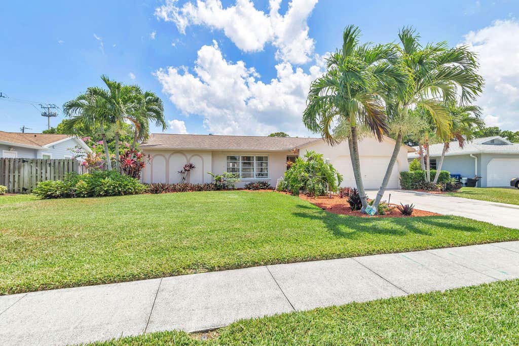Photo of 502 OAK Terrace, Jupiter, FL 33458 (MLS # B26059727)