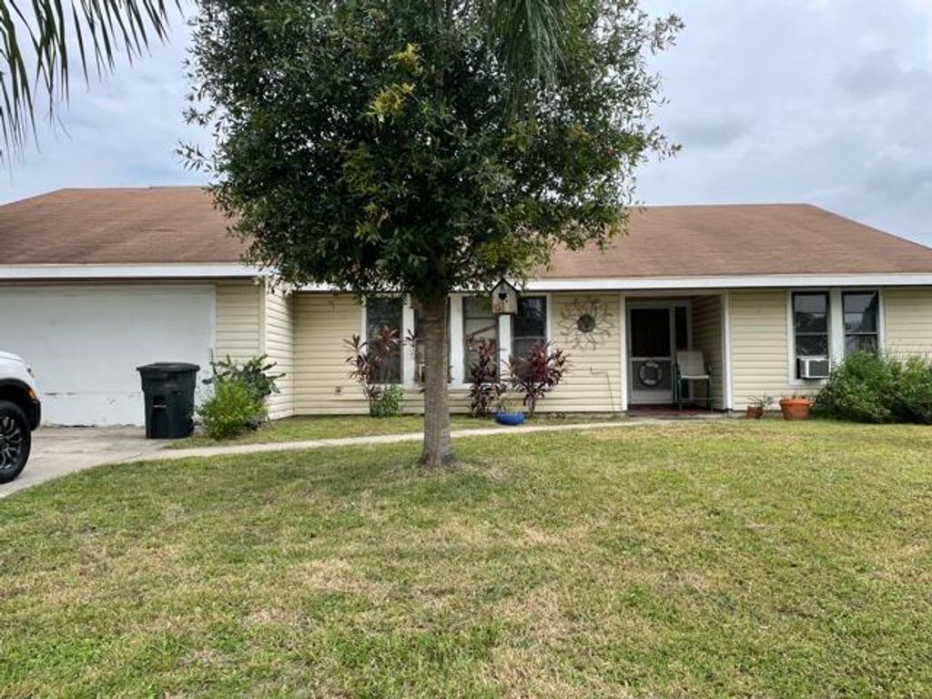 Photo of 333 NE Greenbrier Avenue, Port Saint Lucie, FL 34983 (MLS # R10741424)