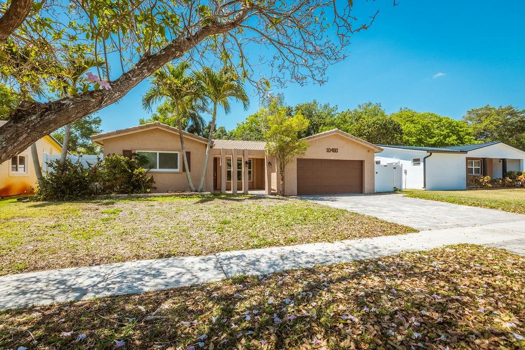 GORGEOUS 3/2 IN THE PRESTIGIOUS NEIGHBORHOOD OF NOB HILL ESTATES. HOME FEATURES: ENERGY EFFICIENT LOW E IMPACT WINDOWS AND DOORS, NEW AC & AIR DUCTS. NEW FLOORING , LARGE KITCHEN W/ STAINLESS STEEL APPLIANCES & EAT IN KITCHEN, NEW WASHER / DRYER LARGE PANTRY. THIS WARM, COZY HOME ALSO FEATURES AN OPEN SPACIOUS FLOORPLAN, LARGE 2ND AND 3RD BEDROOMS, NEWLY FENCED BACKYARD, & COVERED PATIO.. IDEAL LOCATION- CLOSE TO HIGHWAYS- MUST SEE!!!