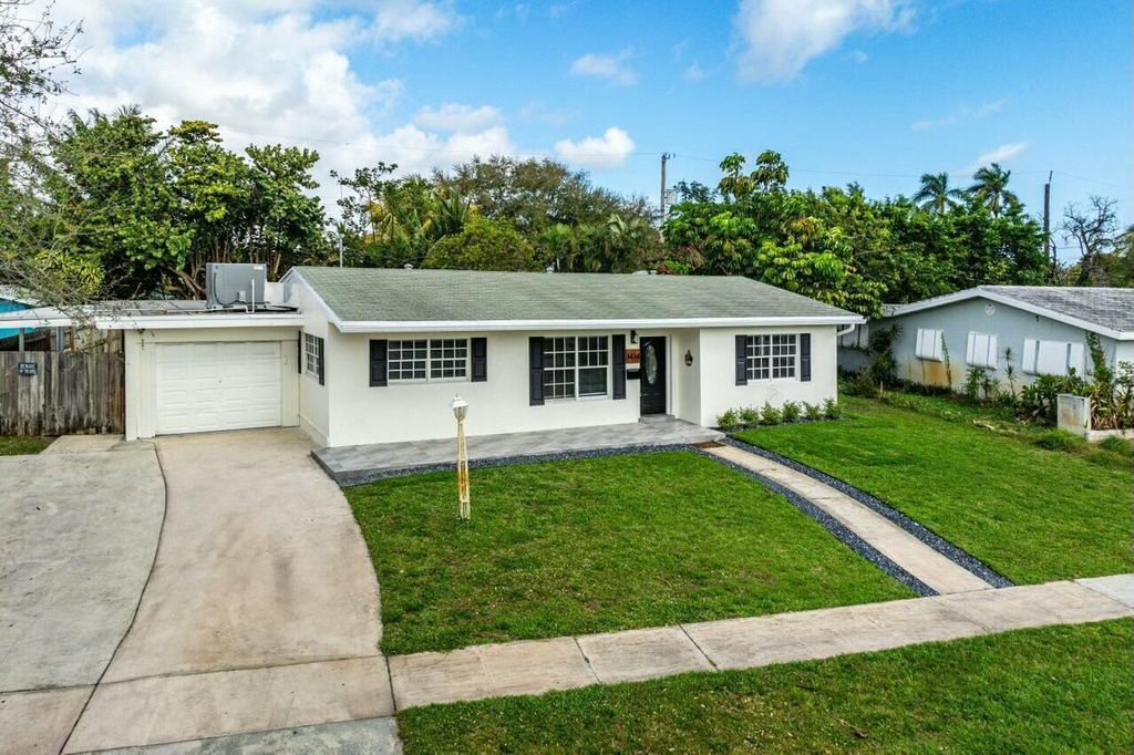 Photo of 1414 Michigan Drive, Lake Worth Beach, FL 33461 (MLS # B26009487)