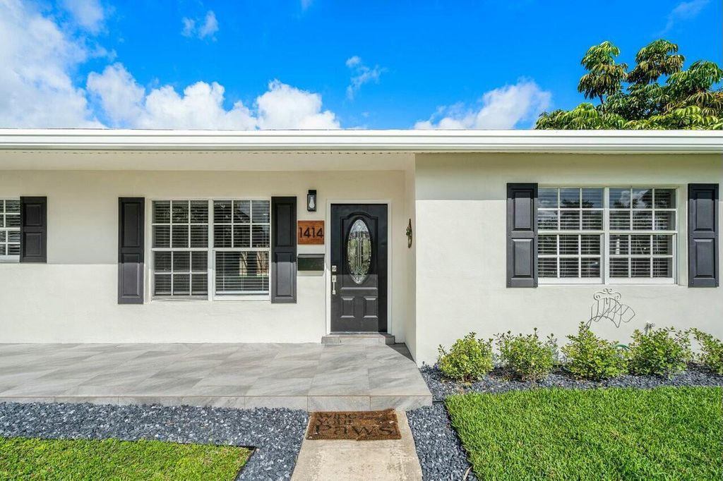 Photo of 1414 Michigan Drive, Lake Worth Beach, FL 33461 (MLS # B26009487)