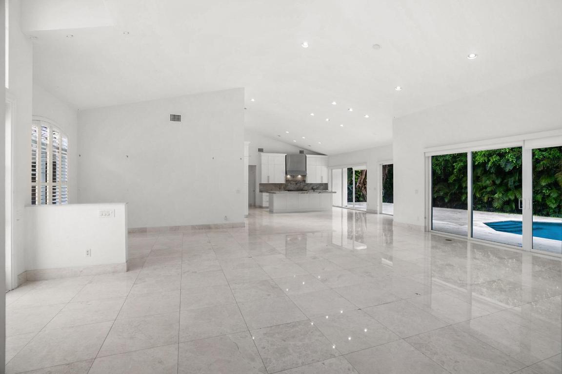 910 Parkside Circle N