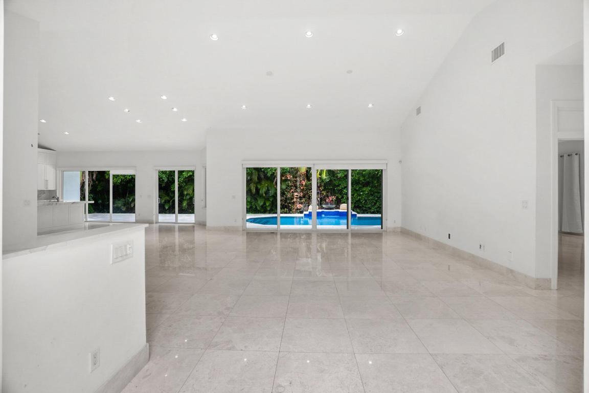 910 Parkside Circle N