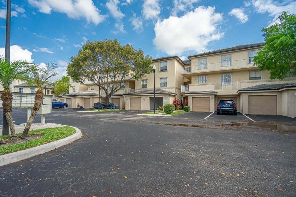 SPACIOUS 3 BEDROOM, 2 BATHROOM, 1 CAR GARAGE WITH ADDITIONAL PARKING AVAILABLE IN FRONT OF THE GARAGE, 3RD FLOOR CONDO WITH INCREDIBLE VIEWS. GREAT LOCATION WITH WELLINGTON COMMUNITY HIGH SCHOOL WITHIN WALKING DISTANCE. BEAUTIFUL RAISED PANEL CABINETS WITH GRANITE COUNTERS AND LIKE NEW APPLIANCES. THIS GATED COMMUNITY HAS POOL/SPA AND FITNESS CENTER AND MORE. ***Available For 8/1/2023 Move-In!*** First Month's Rent & Security Deposit ONLY!