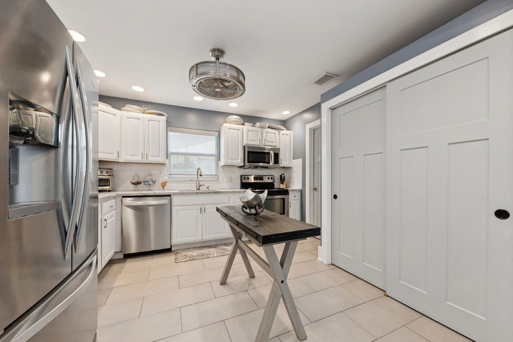 Photo of 1056 SW 27th Avenue, Boynton Beach, FL 33426 (MLS # R11096193)