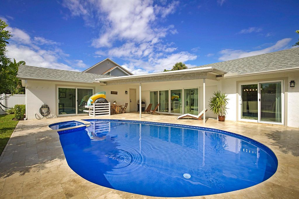 Photo of 1108 Rainwood Circle, Palm Beach Gardens, FL 33410 (MLS # R10929714)