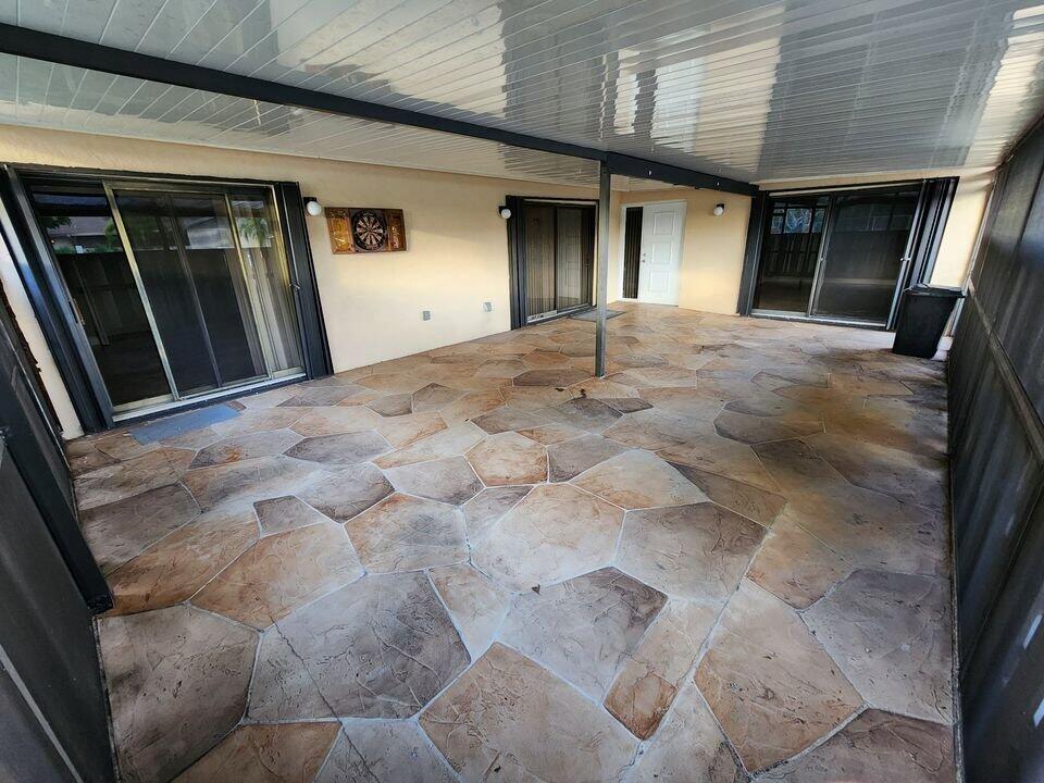Indulge in the charm of this 2-bed, 2-bath townhouse, offering 1,248 sq ft (1,800 total). Water included, a screened-in patio, and all Samsung kitchen appliances enhance the modern living experience. The HOA mandates a minimum 660 credit score for tenants. Seize this chance to lease this upgraded space, blending comfort and contemporary living seamlessly. Your perfect rental home is ready for occupancy in this meticulously maintained property.