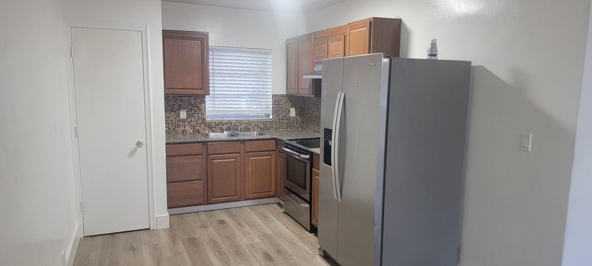 Very large updated studio apartment with full kitchen fridge stove and micro 2 big closets , full bathroom with a bathtub Great central location close to downtown and hollywood beaches
water are included
shared laundry machines