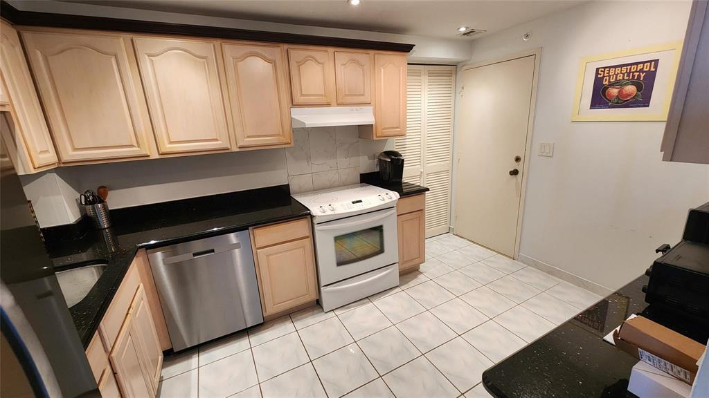 PARLIAMENT HOUSE CONDO - Residential Lease