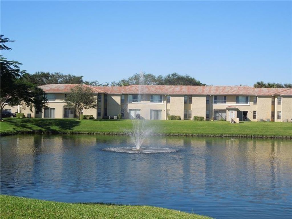 Photo of 10126 Twin Lakes Dr #4-D, Coral Springs, FL 33071 (MLS # F10503592)