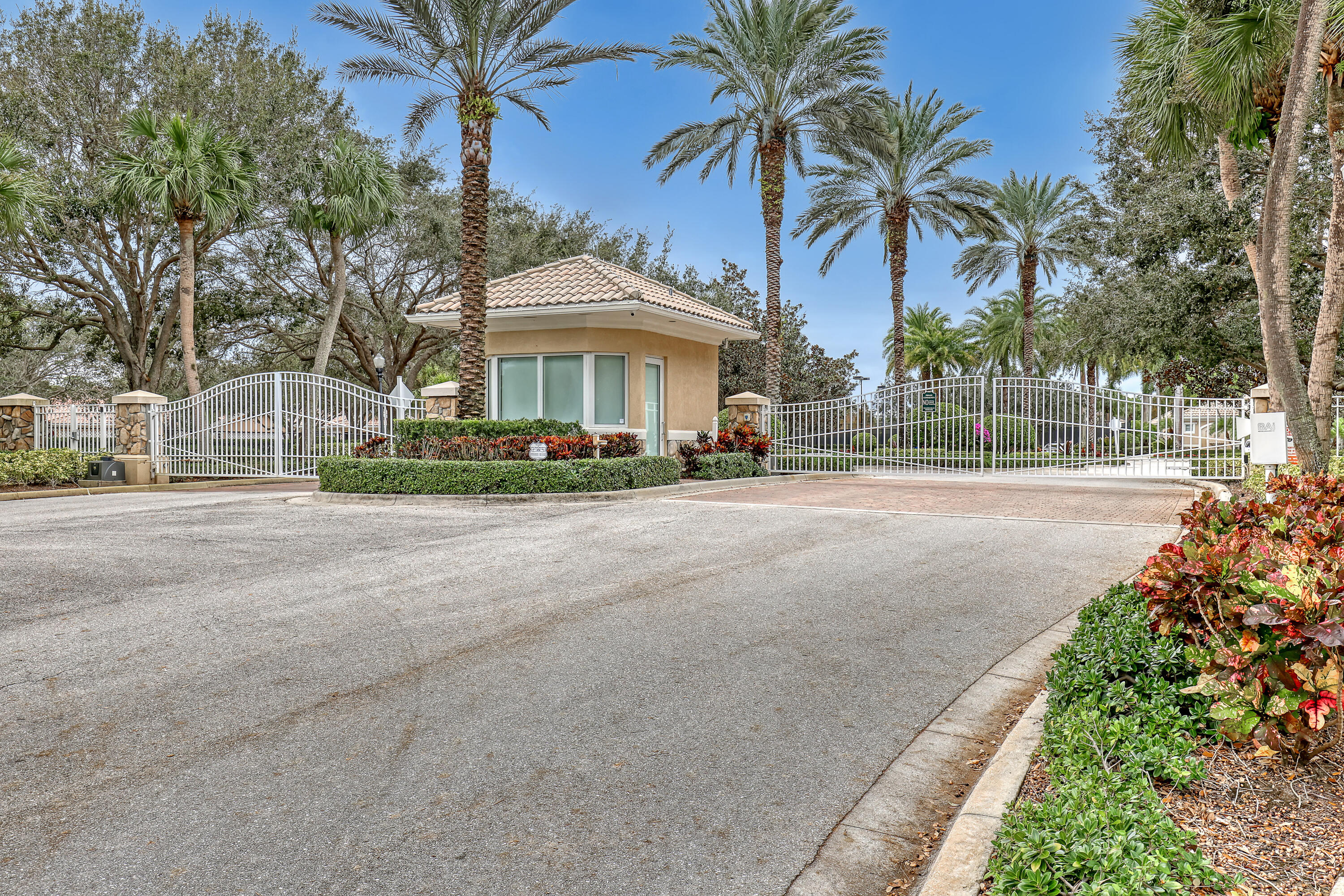 5011 Magnolia Bay Circle