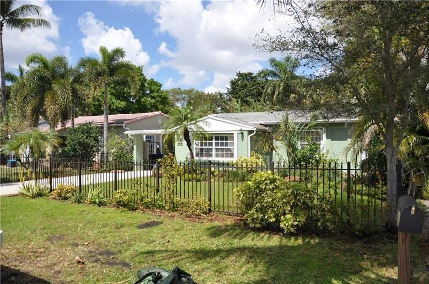 HOUSE W/GUEST HOUSE & POOL CLOSE TO EVERYTHING. 3 BEDROOM 2 BATH HOUSE PLUS COTTAGE W/KITCHEN & BATH. GATED & FENCE YARD, TROPICALLY LANDSCAPED POOL, COVERED CARPORT & LARGE DRIVE WAY ARE ONLY A FEW OF THE WONDERFUL FEATURE THAT MAKE THIS YOUR NEXT HOME. MAIN HOUSE HAS 2 SEPARATE A/C'S, FORMAL LIVING AND LARGE FAMILYROOM OFF OF POOL, NOT TO MENTION A LARGE MASTER SUITE WITH WALKIN CLOSET, GLASS-BLOCK ENCLOSED SHOWER & JACUZZI TUB.