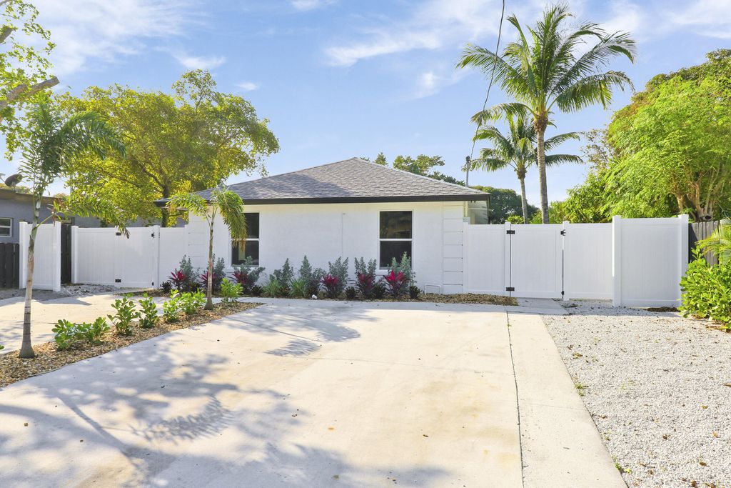 Photo of 138 SW 5th Avenue, Delray Beach, FL 33444 (MLS # R10945741)