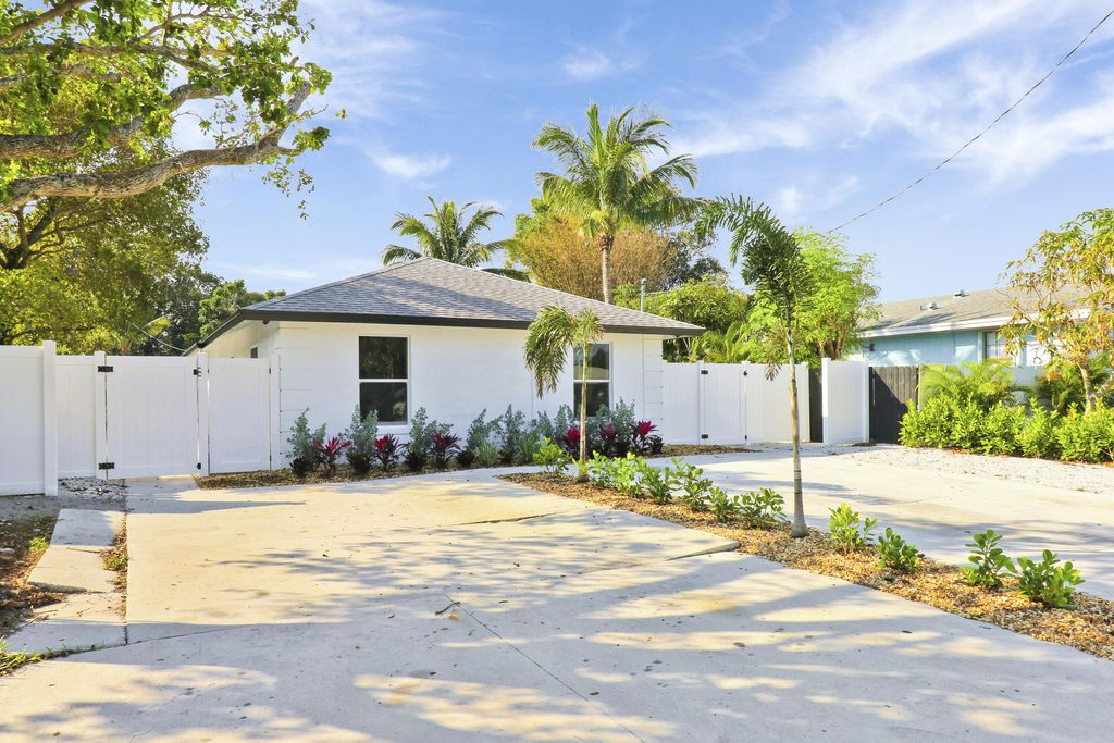 Photo of 138 SW 5th Avenue, Delray Beach, FL 33444 (MLS # R10945741)