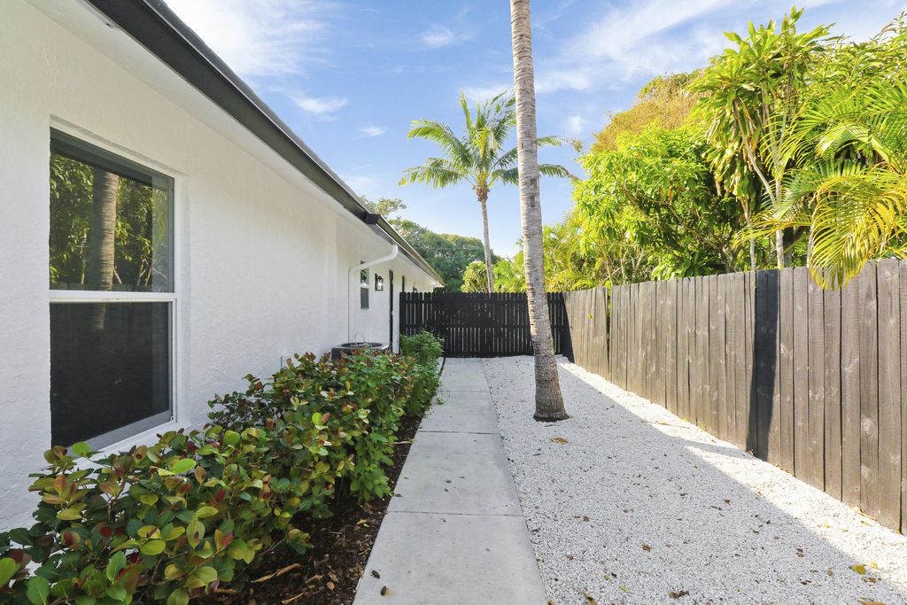 Photo of 138 SW 5th Avenue, Delray Beach, FL 33444 (MLS # R10945741)