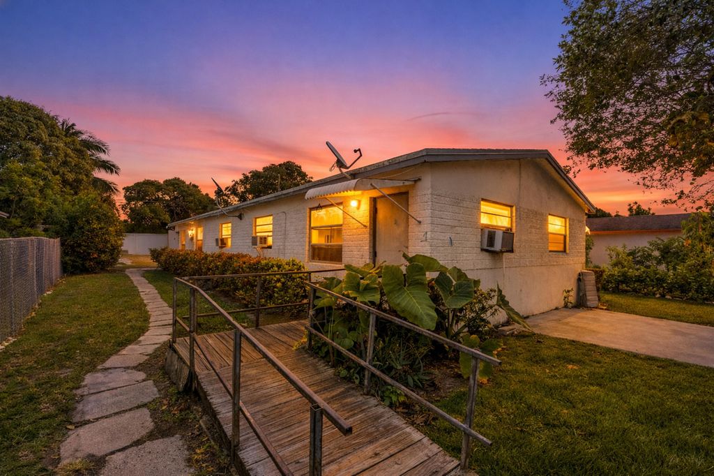 Photo of 129 SW 6th Avenue, Delray Beach, FL 33444 (MLS # R11158730)