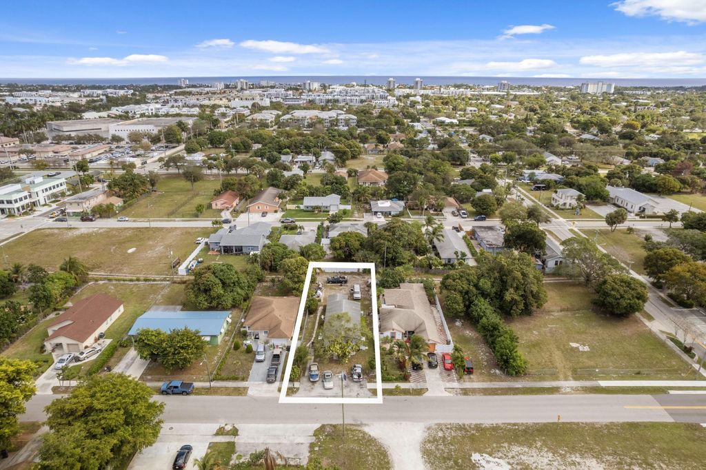 Photo of 129 SW 6th Avenue, Delray Beach, FL 33444 (MLS # R11158730)