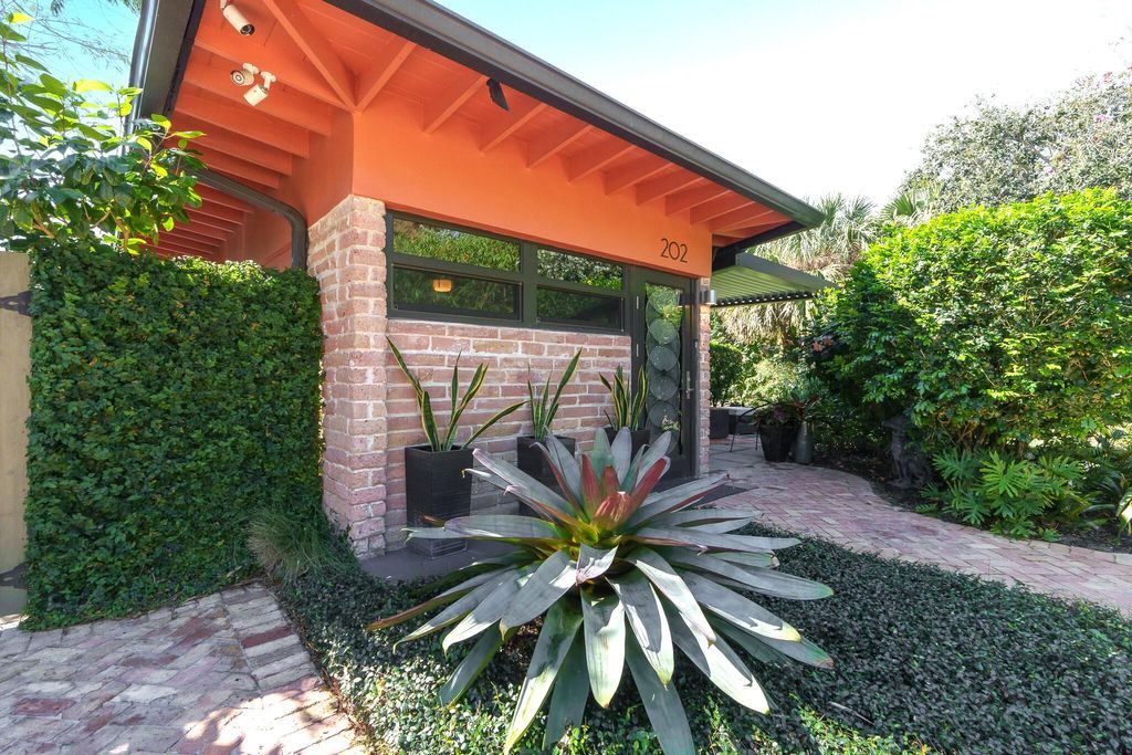 Photo of 202 NE 5th Terrace, Delray Beach, FL 33444 (MLS # R10952009)