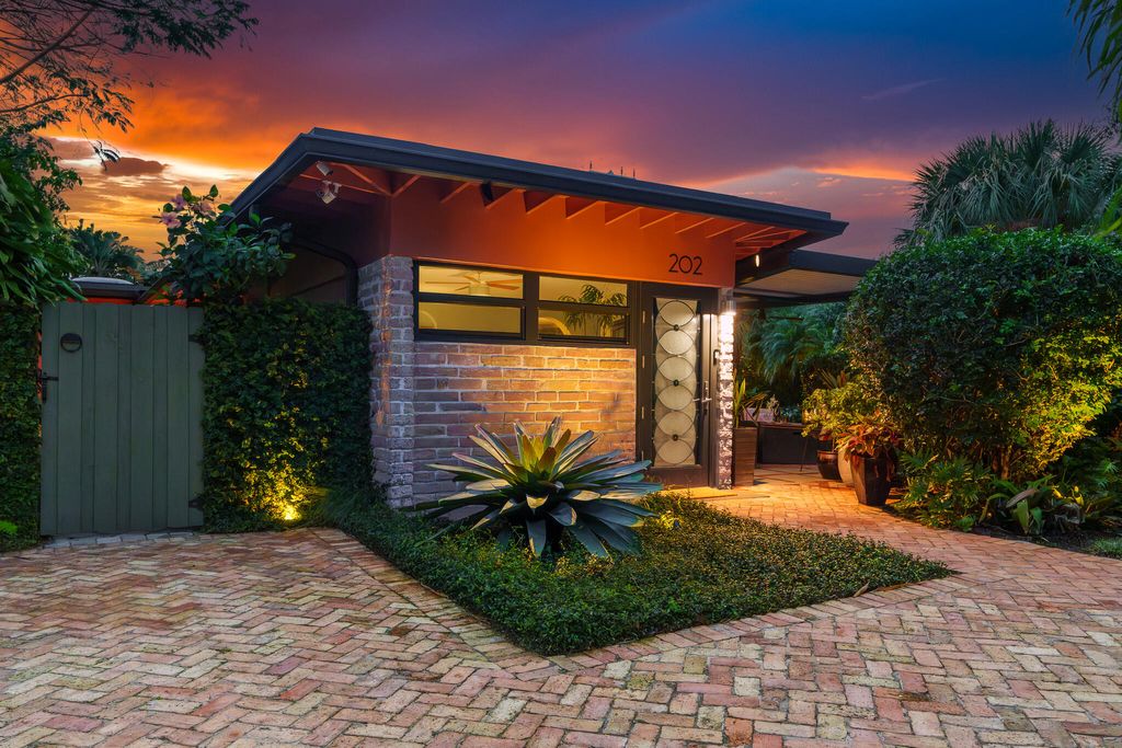 Photo of 202 NE 5th Terrace, Delray Beach, FL 33444 (MLS # R10952009)