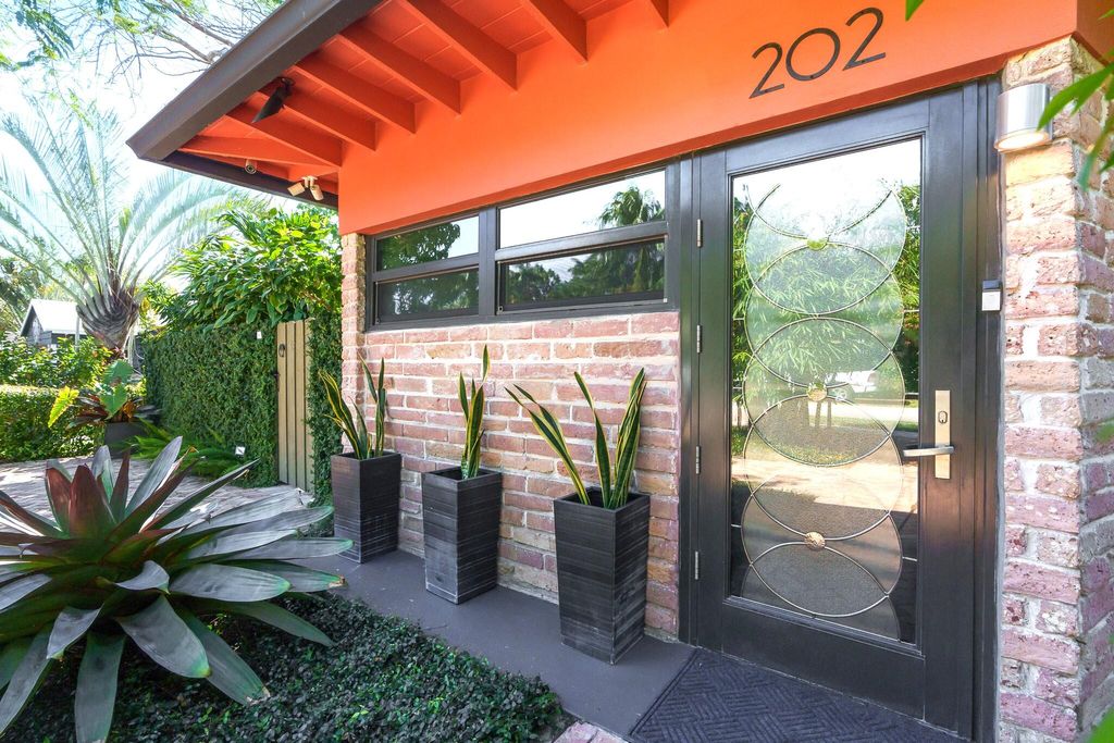 Photo of 202 NE 5th Terrace, Delray Beach, FL 33444 (MLS # R10952009)