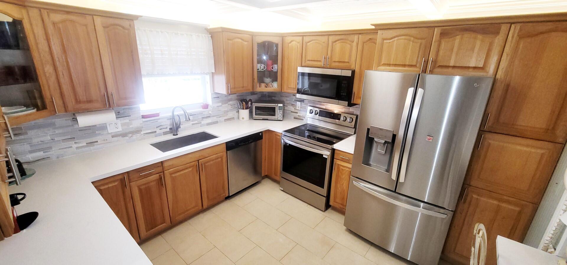 1051 Hillsboro Mile 407e