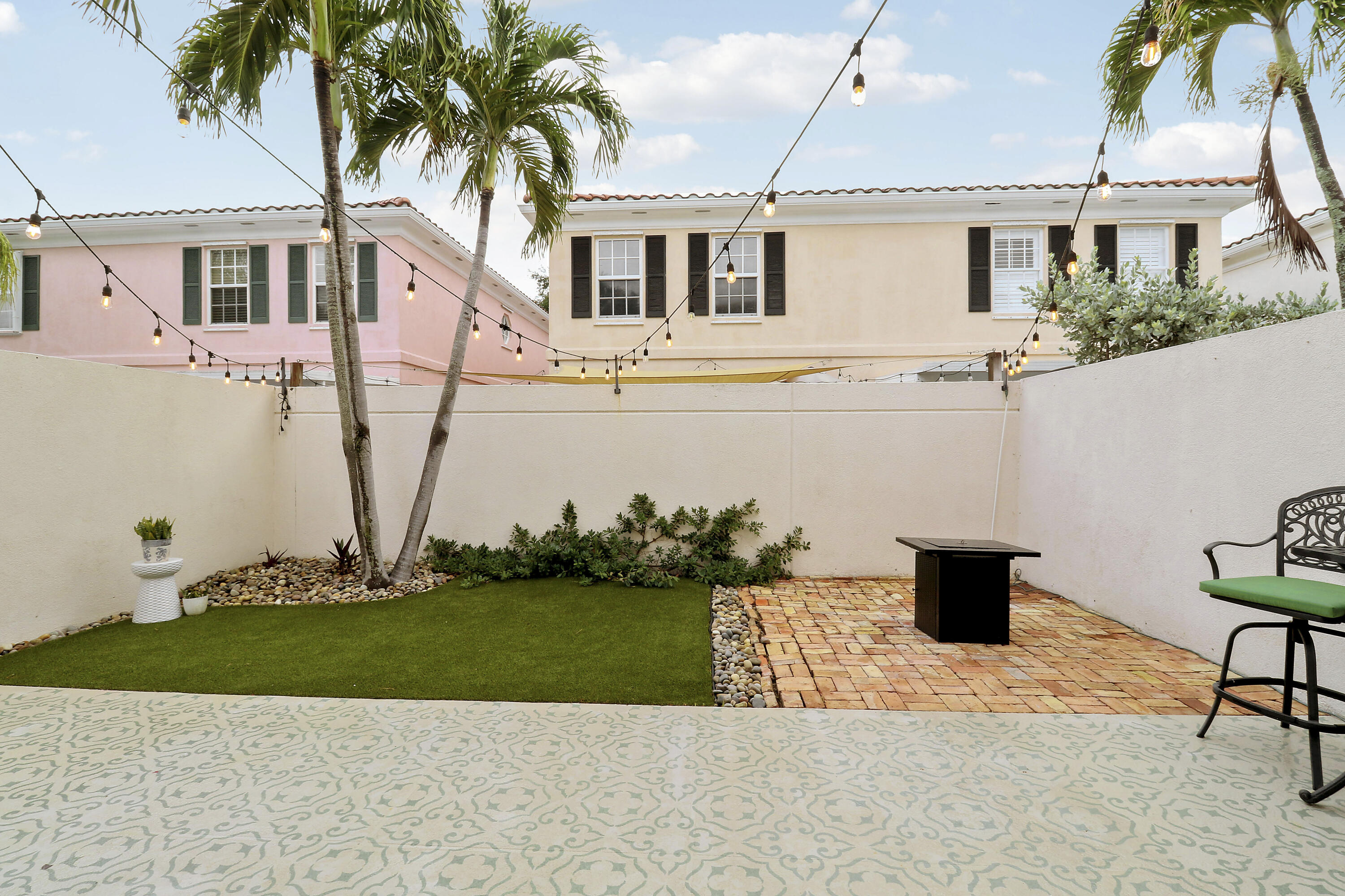 TEQUESTA OAKS - Residential