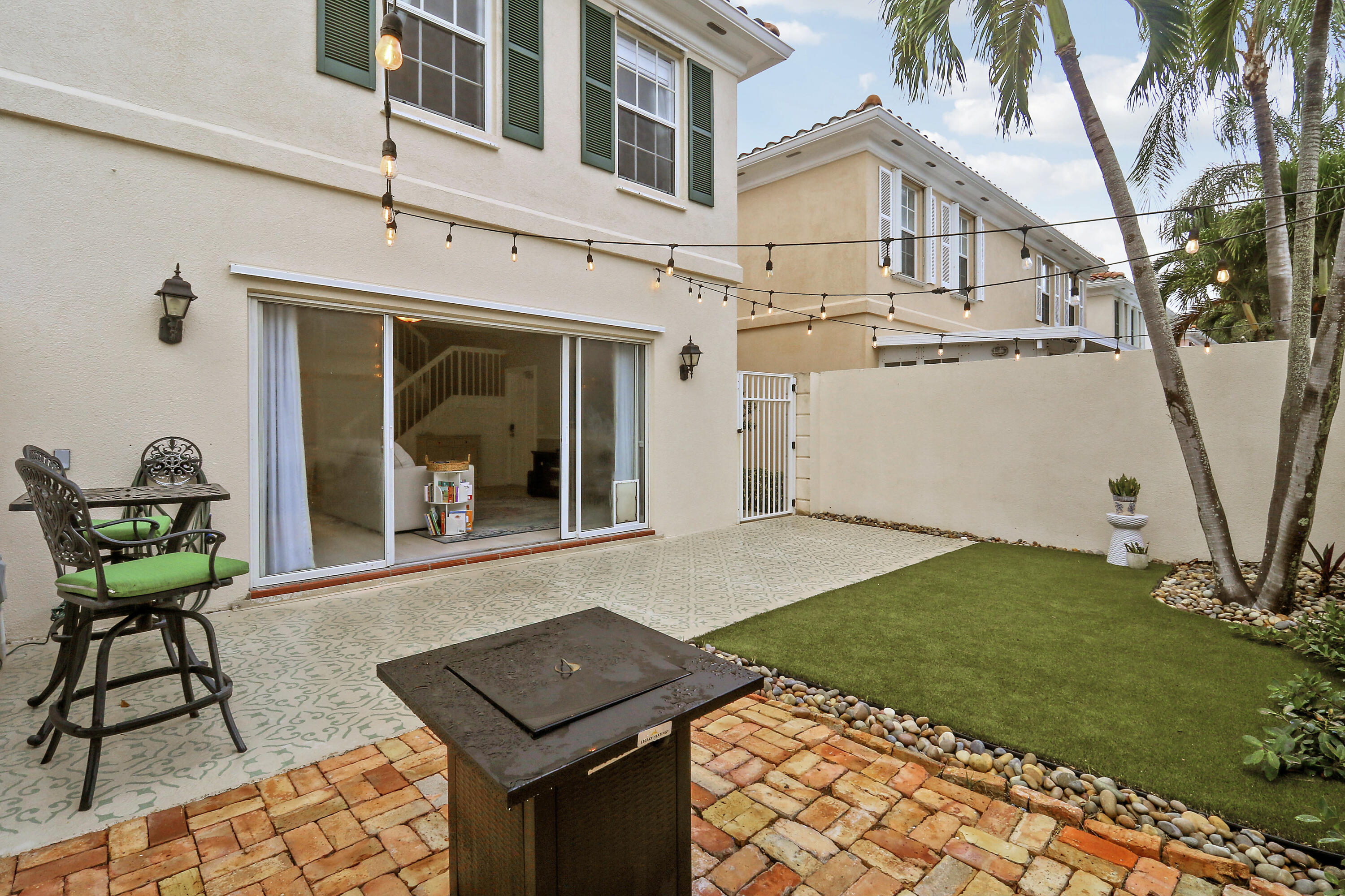 TEQUESTA OAKS - Residential