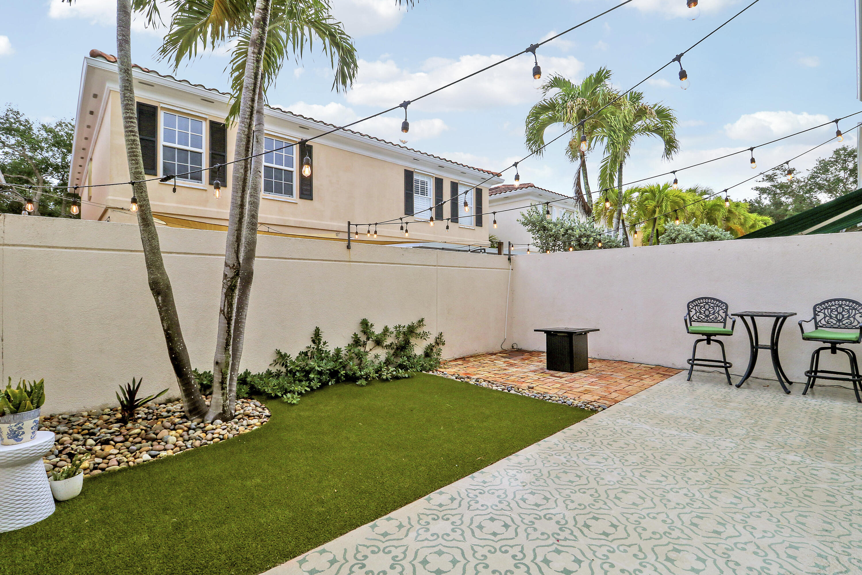 TEQUESTA OAKS - Residential