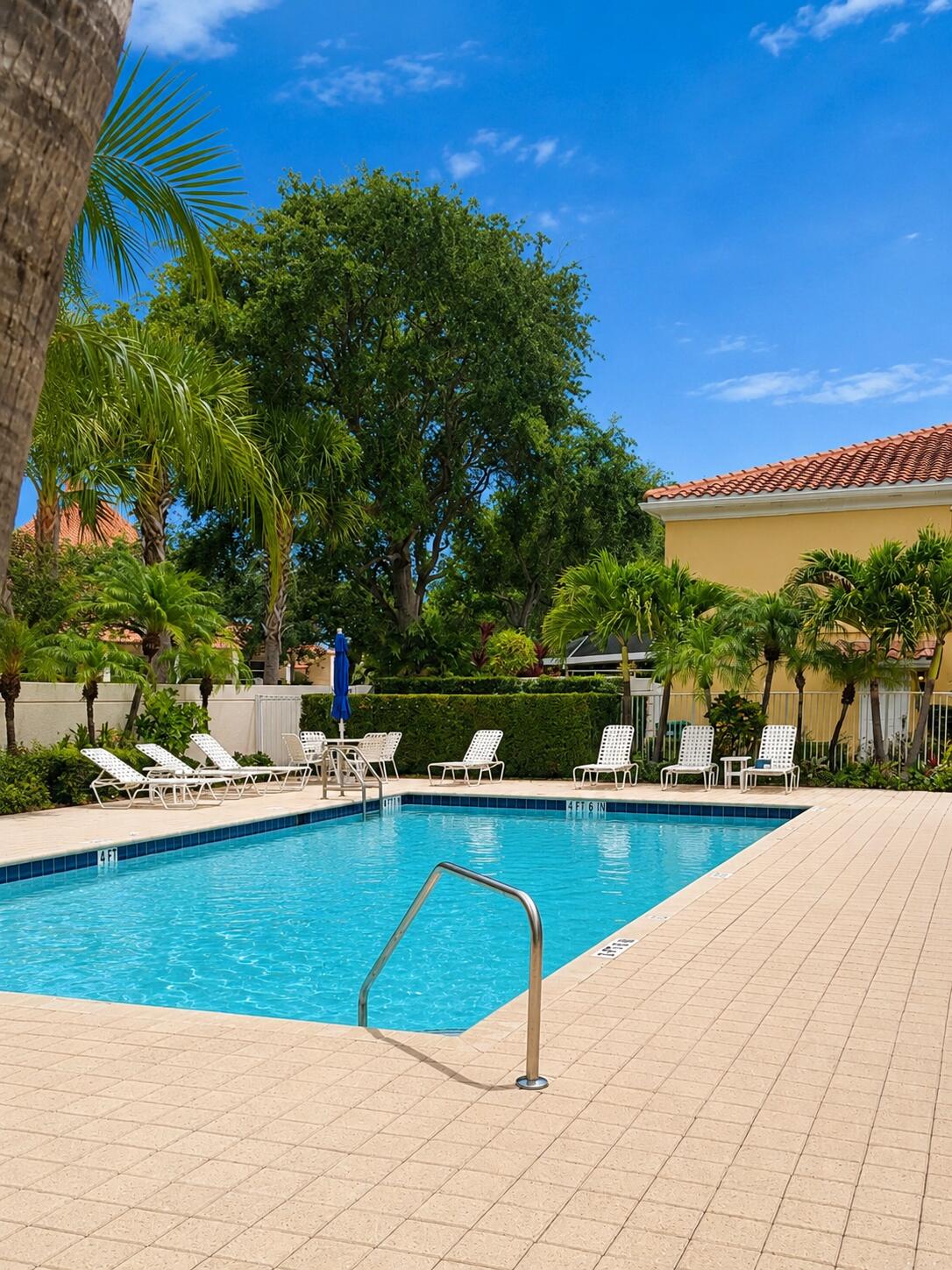 TEQUESTA OAKS - Residential