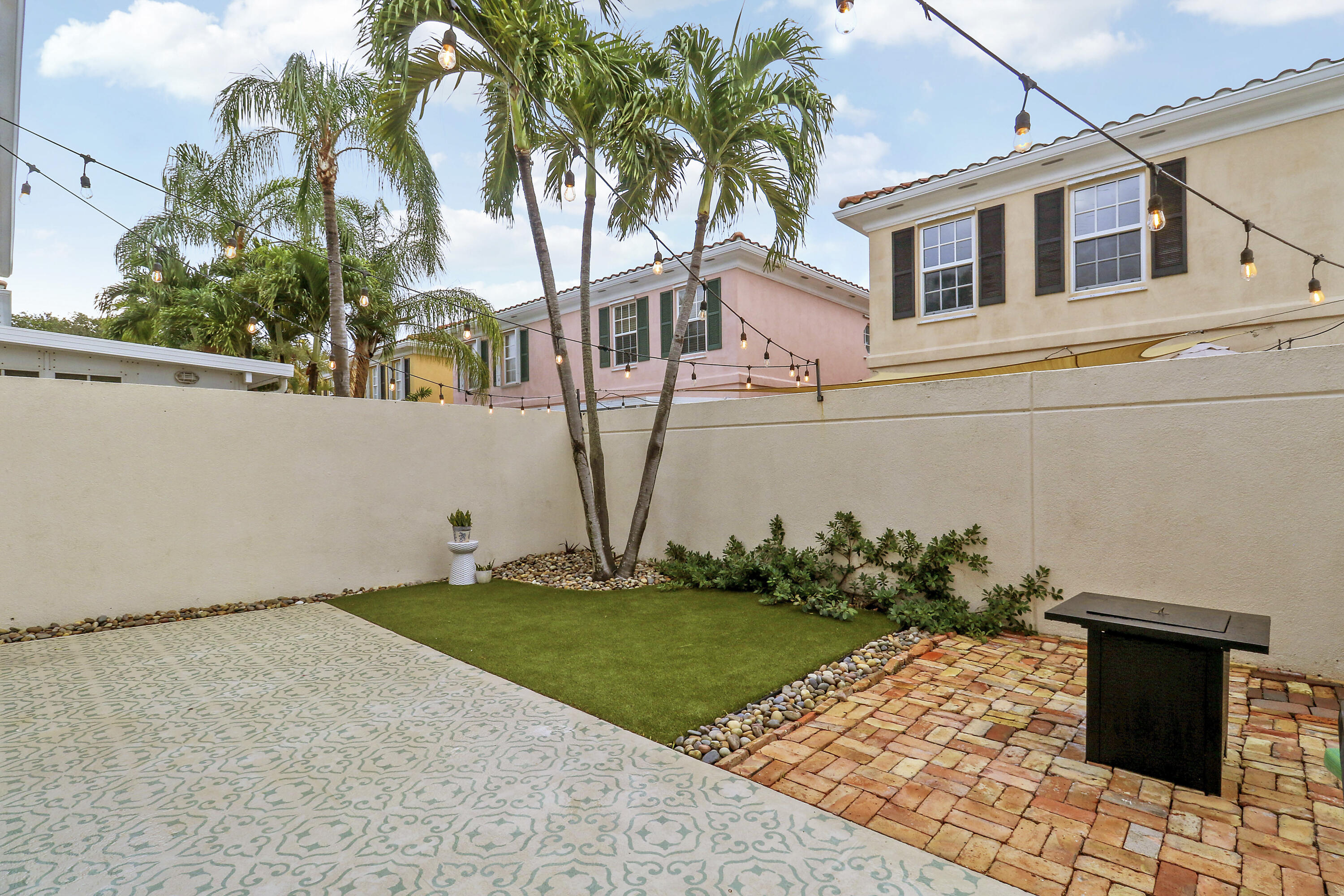 TEQUESTA OAKS - Residential