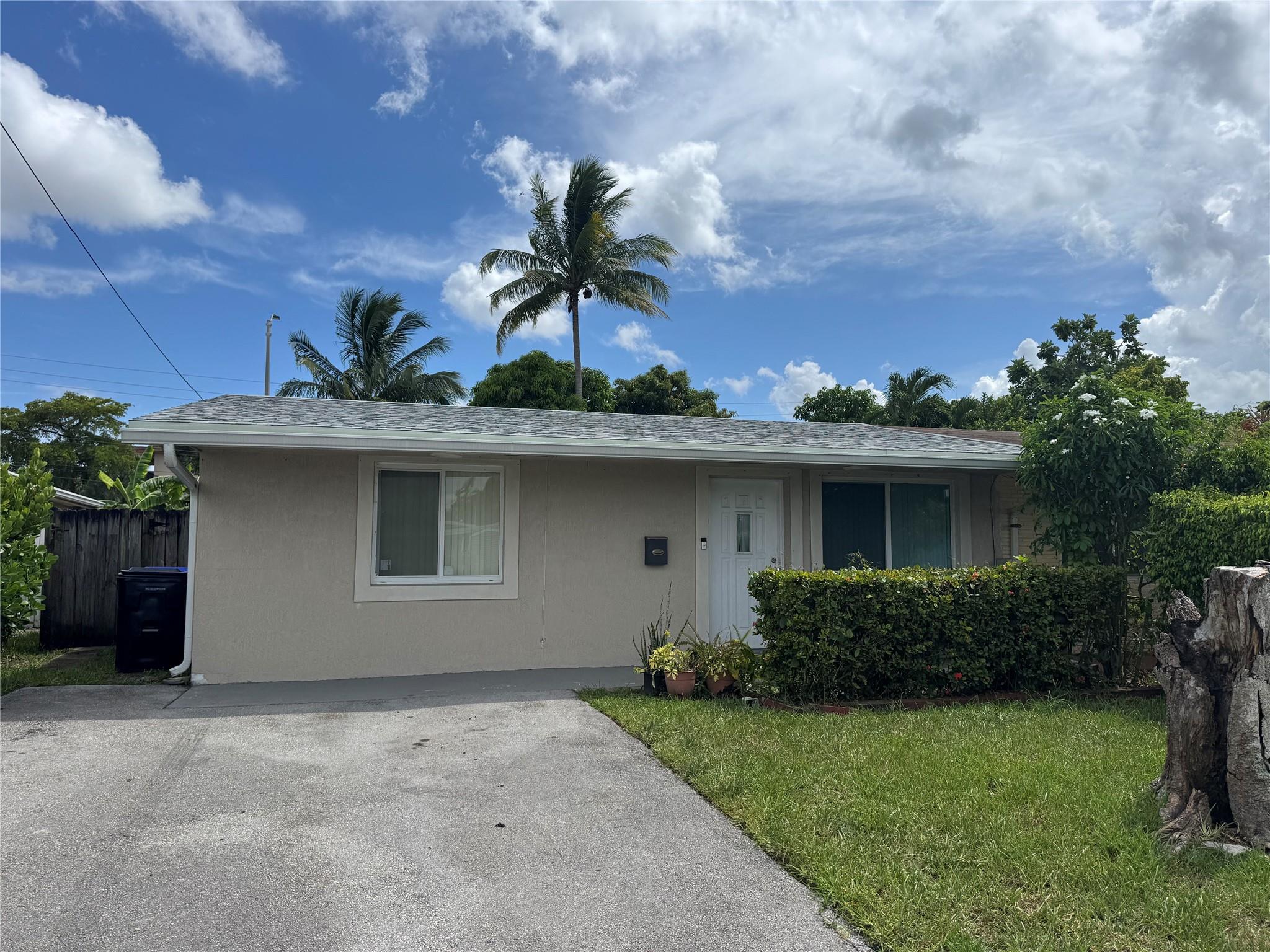Cozy efficiency located in North Lauderdale, just minutes from major highways. Features impact windows for safety and energy efficiency.
Water and electricity included in rent.
Convenient location close to shopping, dining, and public transportation.