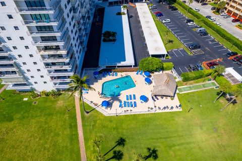 Condominium in North Palm Beach FL 336 Golfview Road 30.jpg