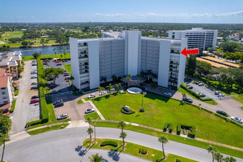 Condominium in North Palm Beach FL 336 Golfview Road 4.jpg
