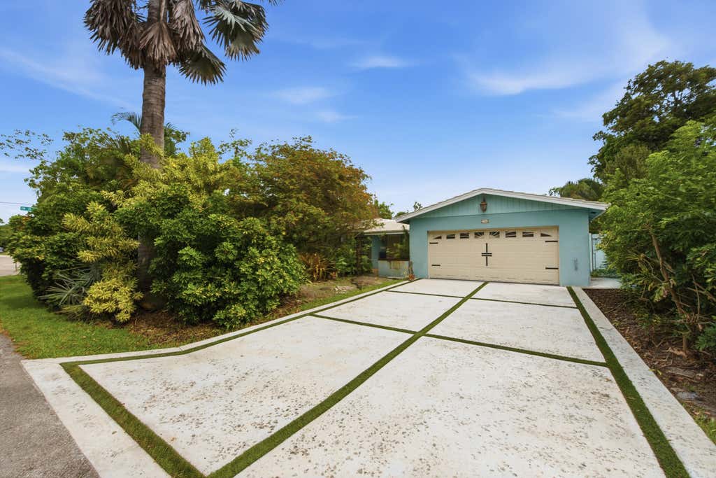 Photo of 1421 SW 13TH Street, Fort Lauderdale, FL 33312 (MLS # B26061658)
