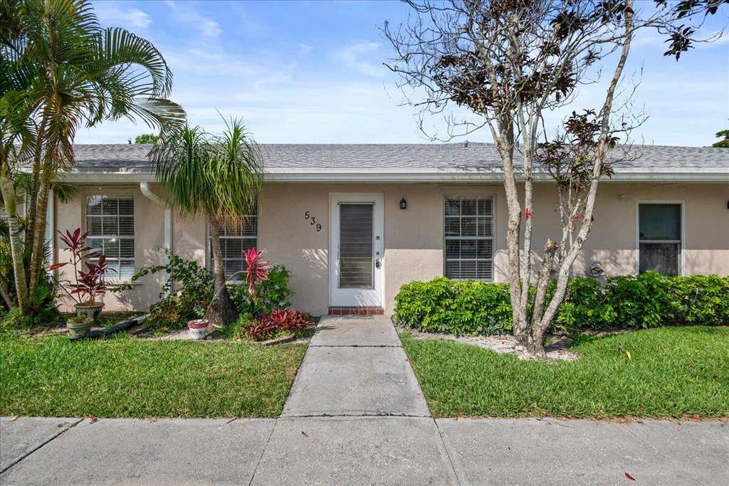 Photo of 539 Franconia Circle #B, Lake Worth, FL 33467 (MLS # B26039565)