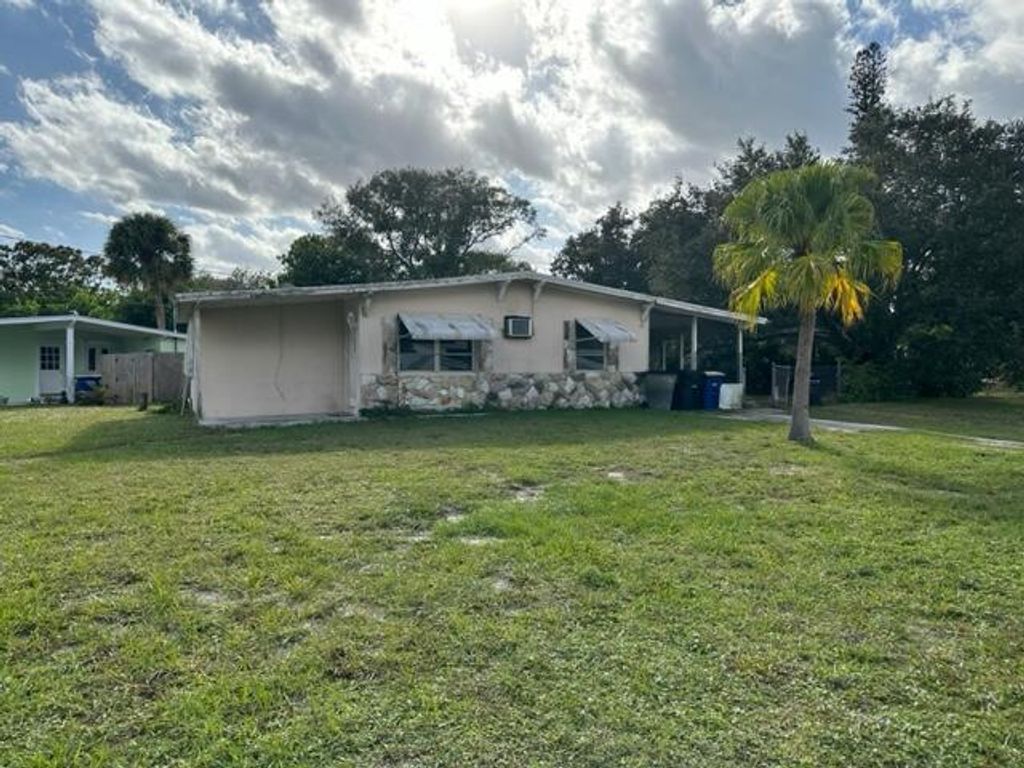 Photo of 2011 Golfview Court, Fort Pierce, FL 34950 (MLS # R10933451)