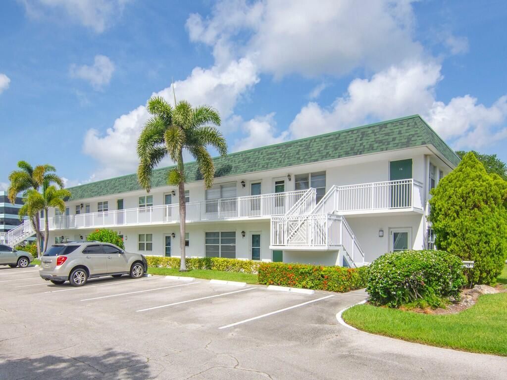 Photo of 2800 Indian River Boulevard #J6, Vero Beach, FL 32960 (MLS # R11123459)