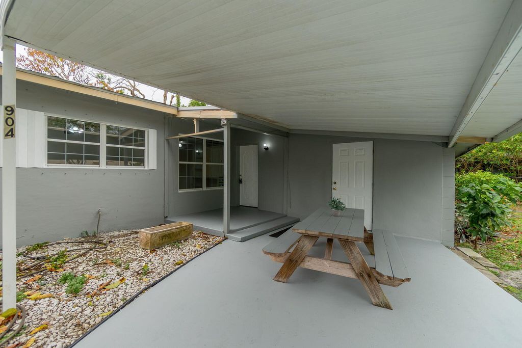 Photo of 904 SE 16th Street, Stuart, FL 34994 (MLS # B26005115)