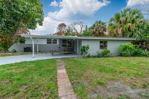 Photo of 904 SE 16th Street, Stuart, FL 34994 (MLS # B26005115)