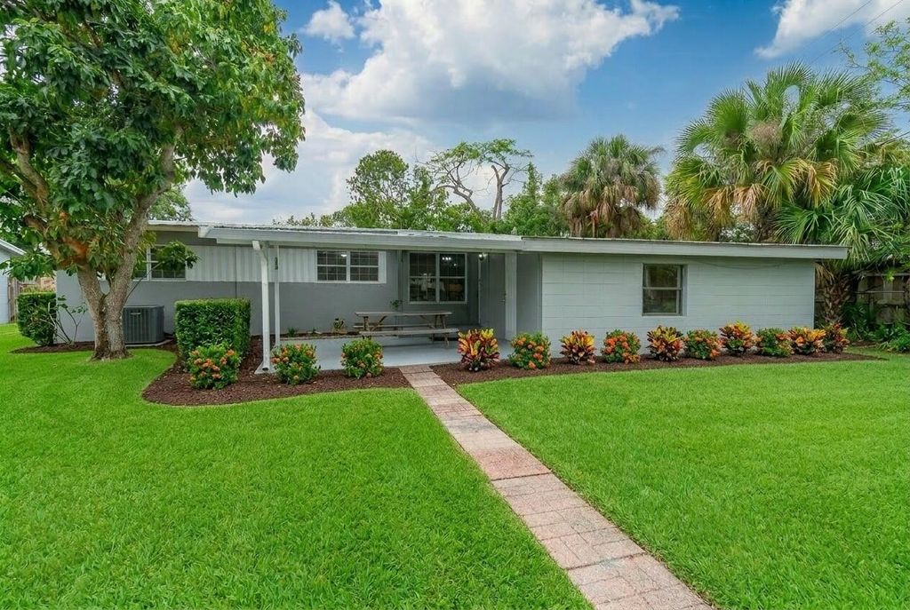 Photo of 904 SE 16th Street, Stuart, FL 34994 (MLS # B26005115)
