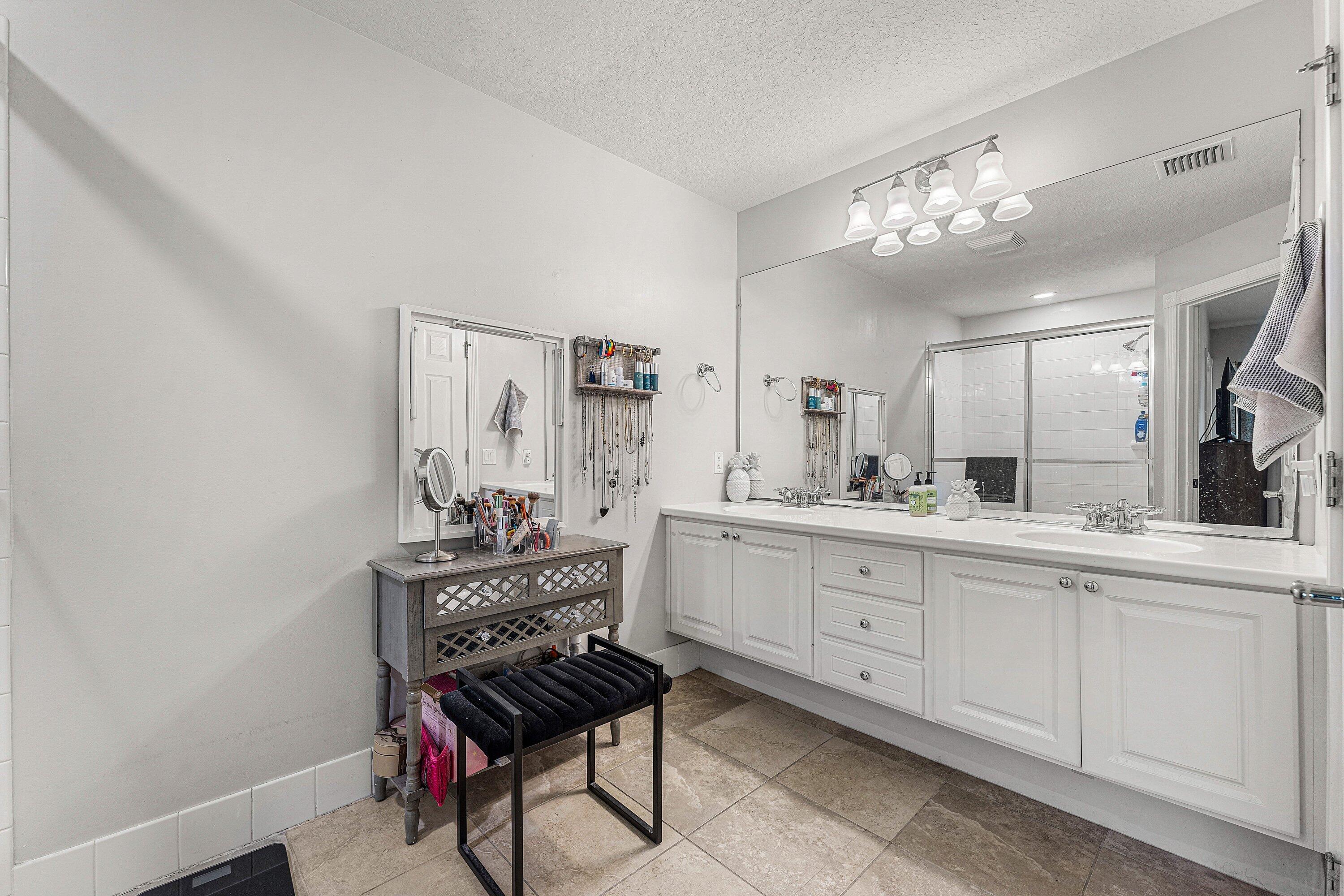 PINEWOOD LAKE - Residential