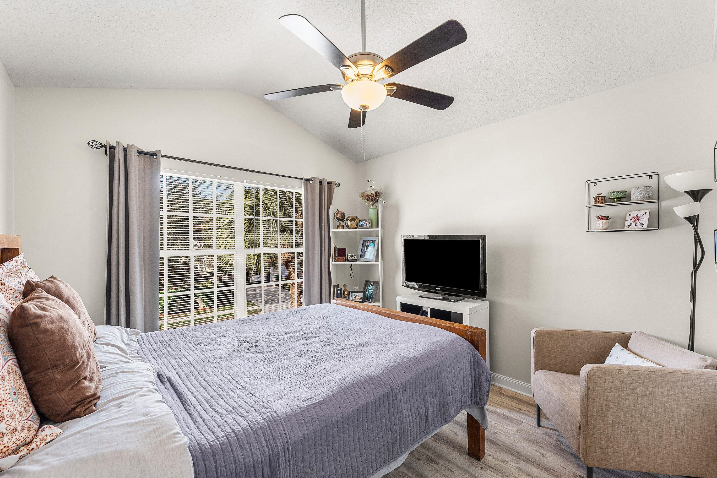 PINEWOOD LAKE - Residential