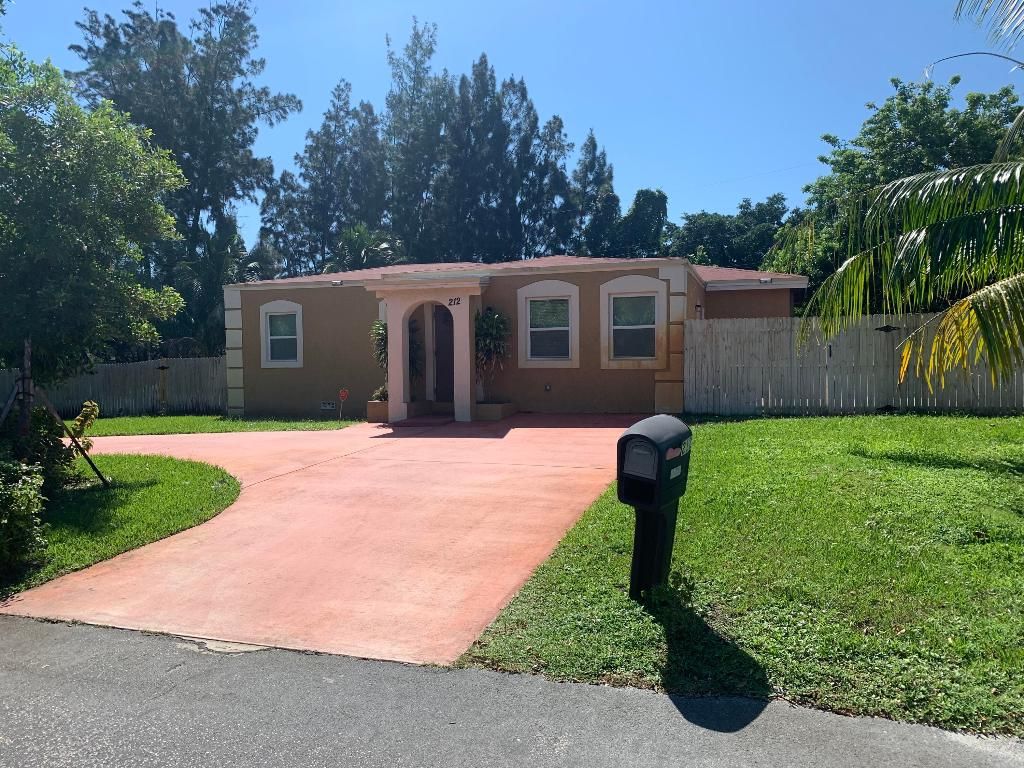 Photo of 212 NW 6th Avenue, Boynton Beach, FL 33435 (MLS # R11119137)