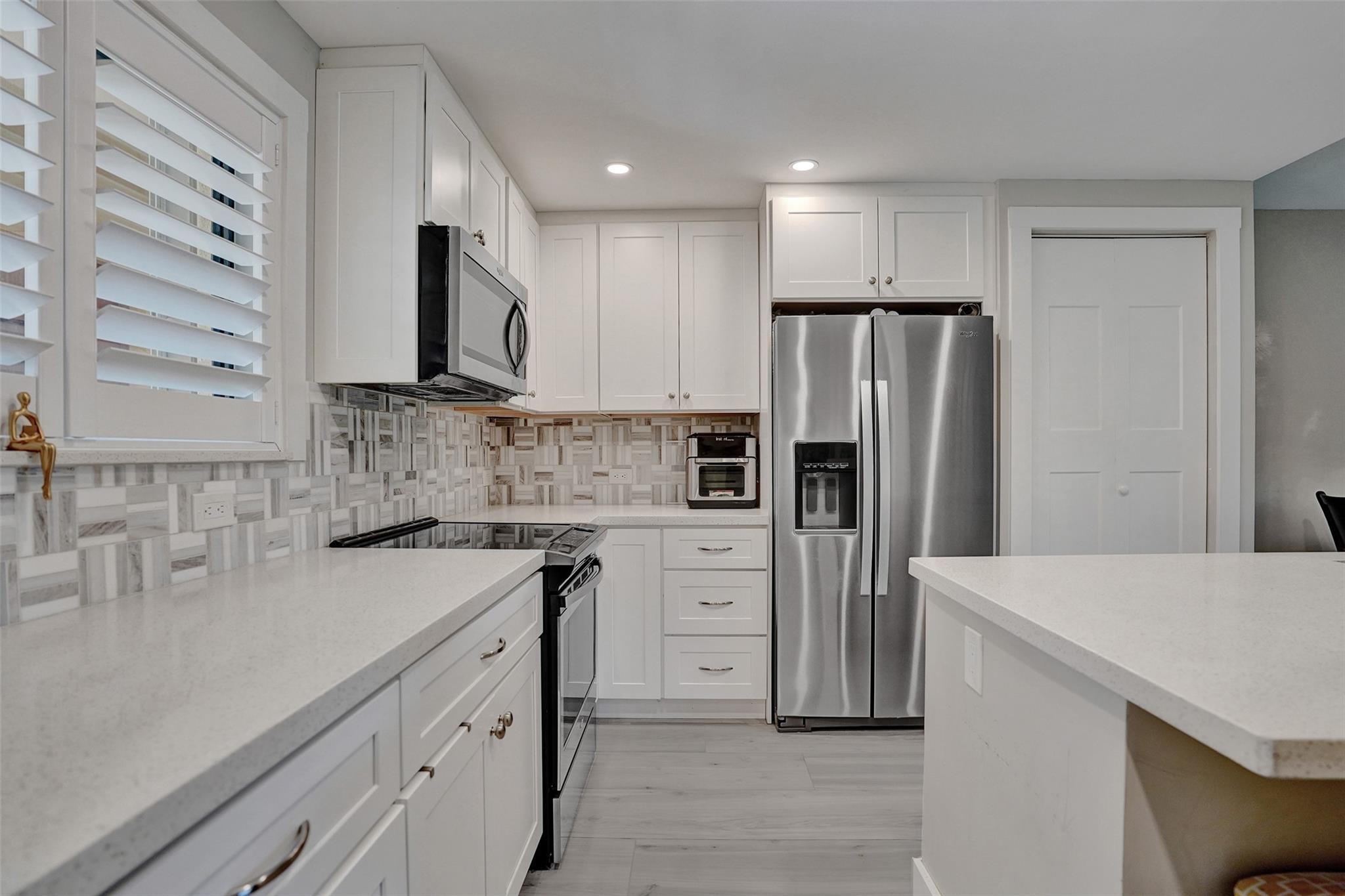 930 SW 9th Street Cir 104, Boca Raton, FL, 33486/$325,000 4 930 SW 9th Street Cir 104