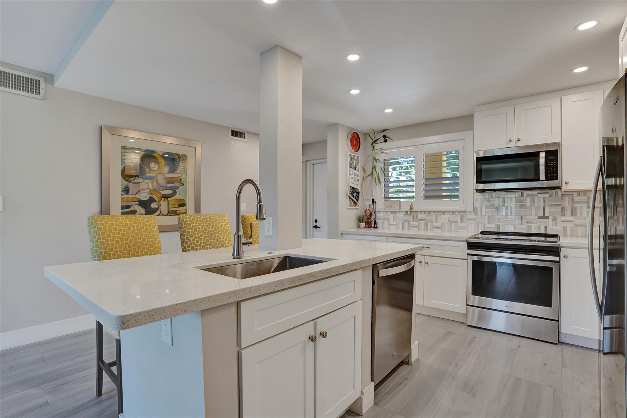 930 SW 9th Street Cir 104, Boca Raton, FL, 33486/$325,000 3 930 SW 9th Street Cir 104