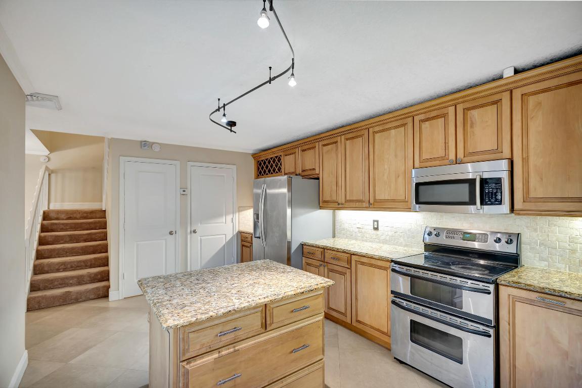 GARDEN LAKES AND GARDEN SQUARE SHOPS - Residential