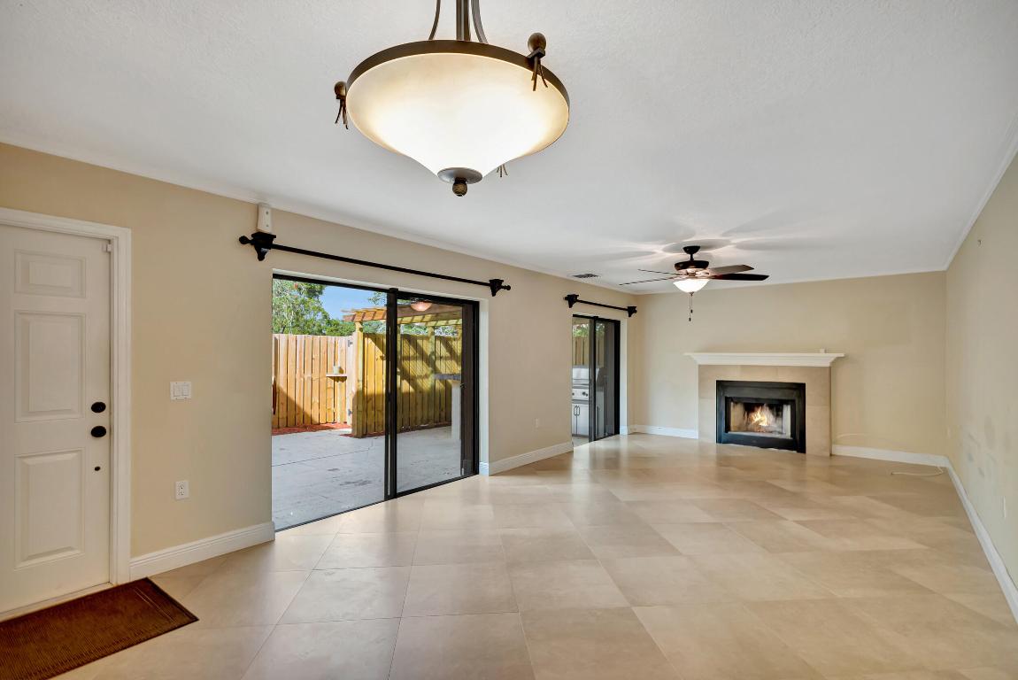 GARDEN LAKES AND GARDEN SQUARE SHOPS - Residential